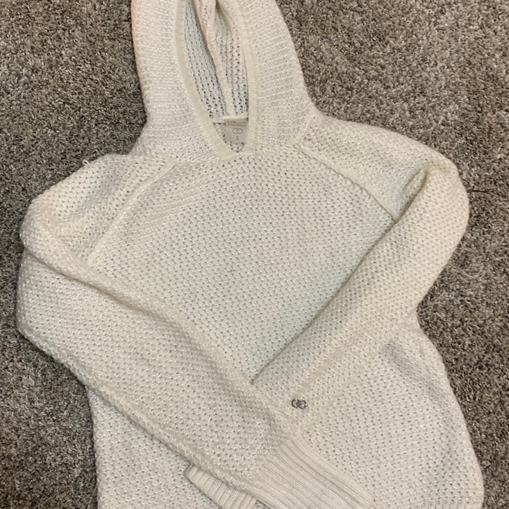 -Carrie Underwood, Cream Hooded Sweater